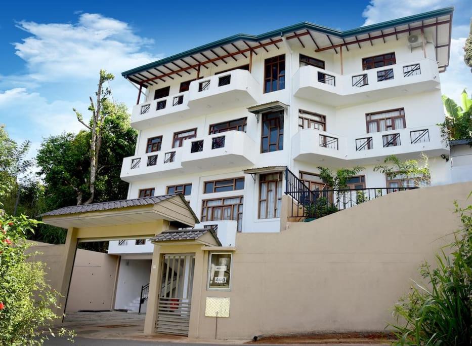 Saru Holiday Apartment - Upto 6 Guests Kandy Eksteriør bilde